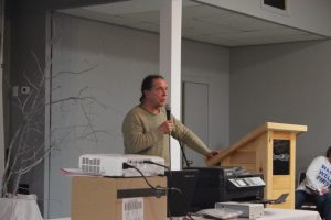 Hydrogeologist Bill Clarke speaks to Dover-area residents about well testing. 